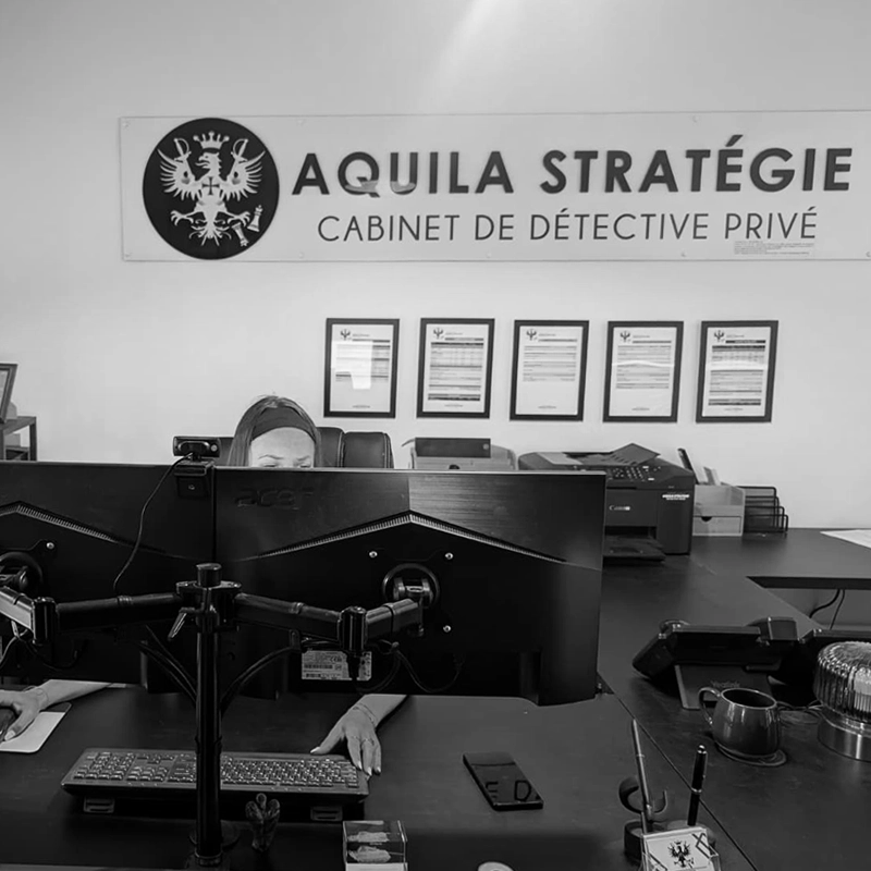 enquête numérique dans les bureau d'aquila strategie avec logo en fond