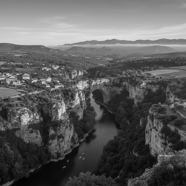 Photo de ardeche situé en auvergne rhone alpes l détective privé Aquila