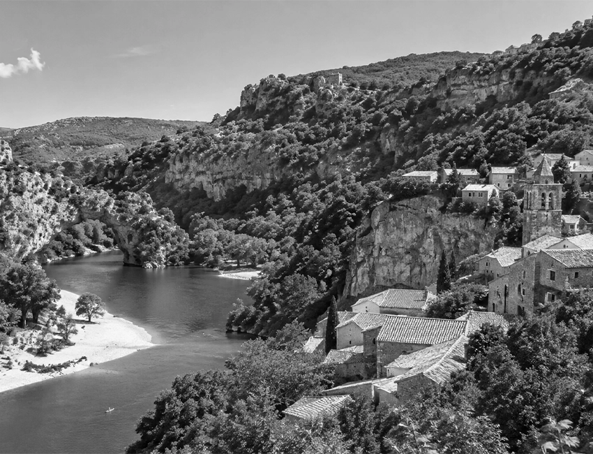 Photo de l'Ardèche situé en auvergne rhone alpes l détective privé Aquila